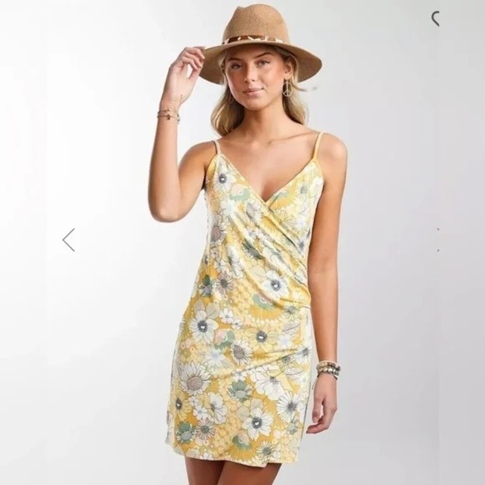 NWOT ONEILL KIKI FLORAL FAUX WRAP YELLOW MINI DRESS . SIZE MEDIUM